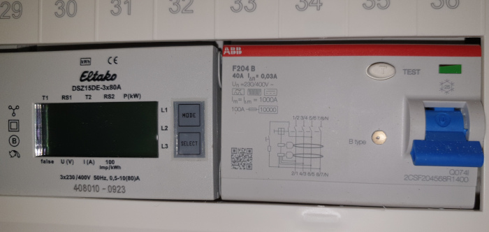 /asset/waermepumpe.jetzt/userfiles/images/Waermepumpe/Wärmepumpe Gütersloh Elektriker Elektroarbeiten Elektromaterial allstromsensitive Sicherung Stromzähler.jpg